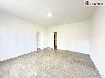 Nájem 11500 Kč + poplatky služby 3500 Kč. Elektřina na nájem