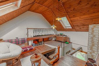 DISCOUNTED SALE OF COTTAGE OR GOOD INVESTMENT FOR YEAR-ROUND LONG-TERM RENTS, OPPORTUNITY FOR…
