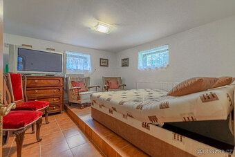 DISCOUNTED SALE OF COTTAGE OR GOOD INVESTMENT FOR YEAR-ROUND LONG-TERM RENTS, OPPORTUNITY FOR…