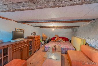 DISCOUNTED SALE OF COTTAGE OR GOOD INVESTMENT FOR YEAR-ROUND LONG-TERM RENTS, OPPORTUNITY FOR…