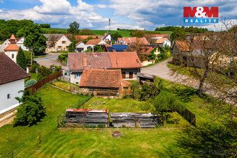 Chcete bydlet kousek od Plzně a mít prostor pro rodinu i kon