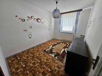 Nabízíme k dlouhodobému pronajmu částečně zařízený byt 3+1+L
