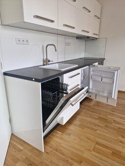 Pronajmu byt 1 KK v bytovém domě z roku 2017. 4 patro s výta