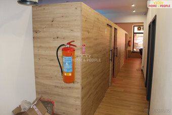 We offer for rent an established studio of 98 m² with all equipment such as: MegaSun K9S…