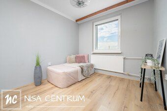 Ev.č. 00365 Nabízíme k pronájmu slunný a udržovaný byt 3+1 s
