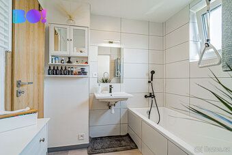 Nabízíme k prodeji stylový byt o dispozici 3+kk a podlahové 