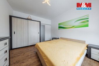 Nabízíme k prodeji prostorný kompletně zařízený byt 3+1 s ba
