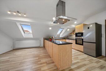 Prodej prostorné půdní nástavby 4+kk, 138 m² – Brno Husovice