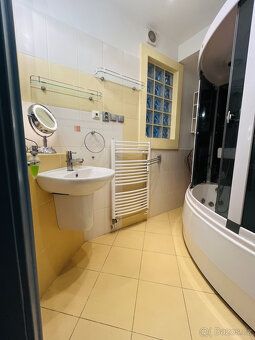 K dlouhodobému pronájmu nabízíme velmi krásný a prosluněný b
