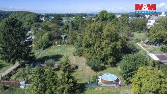 Nabízíme k prodeji mírně svažinatý pozemek o výměře 798 m², 