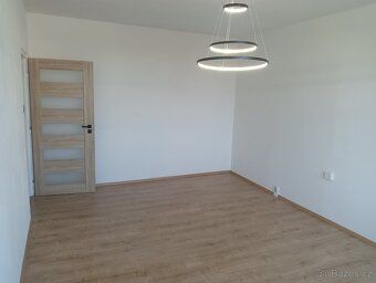 Nabízím k dlouhodobému pronájmu světlý a moderní byt 3+kk po
