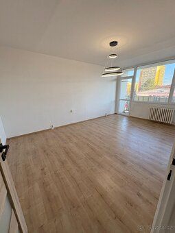 Nabízím k dlouhodobému pronájmu světlý a moderní byt 3+kk po
