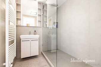 K dlouhodobému pronájmu nabízíme kompletně zařízený luxusní 