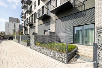 K dlouhodobému pronájmu nabízíme kompletně zařízený luxusní 
