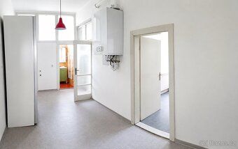 V zastoupení majitele nabízíme k pronájmu velmi prostorný by