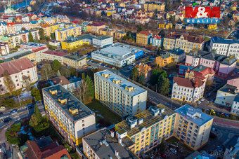 Nabízíme k prodej slunný byt s dispozicí 2+1, o užitné ploše