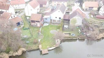 Tento krásný dům se nachází v malebné obci Holany u České Lí