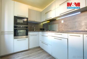 Nabízíme k prodeji prostorný a světlý byt s novým balkónem, 