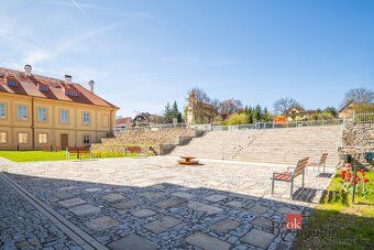 Prostorný moderní byt s nádechem historie a velkou předzahrá