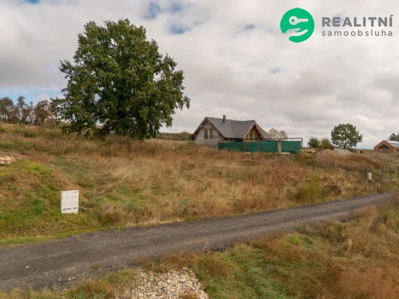 Pozemek o celkové výměře 2705 m2 který se nachází v přírodě,