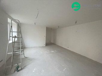 Dům s byty a jedním nebytovým prostorem,nedaleko Zámečku v s