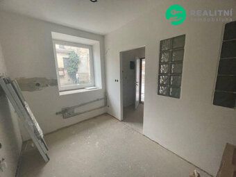 Dům s byty a jedním nebytovým prostorem,nedaleko Zámečku v s