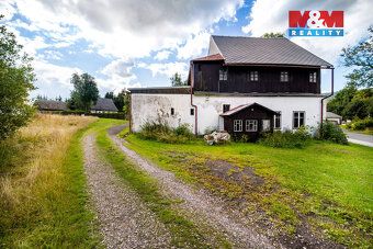 Nabízíme k prodeji prostorný rodinný dům v malebné a klidné 