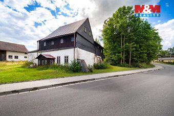 Nabízíme k prodeji prostorný rodinný dům v malebné a klidné 