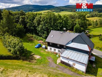 Nabízíme k prodeji prostorný rodinný dům v malebné a klidné 