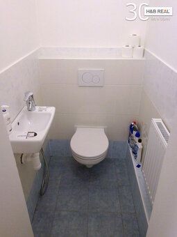 Nabízíme pronájem prodejny / kanceláře se zázemím a WC (celk