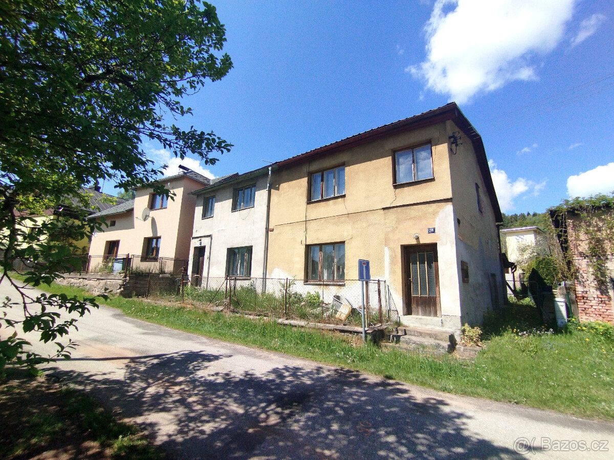 Prodej RD se zahradou v klidné části obce Stará Paka o CP 21