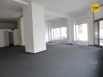 Nabízíme Vám k pronájmu atraktivní, rohovou prodejnu, která 