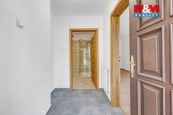Nabízíme k prodeji rodinný dům v centru obce Lochovice s uži