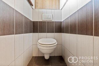 Prodej bytu s dispozicí 2+1 ve druhém patře cihlového domu s
