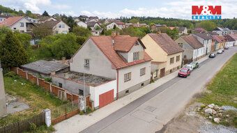 V klidné části města Protivín nabízíme k prodeji dvoupodlažn