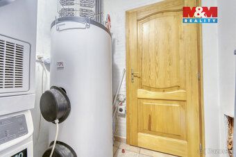 Nabízíme k prodeji prostorný rodinný dům s garáží a zimní za
