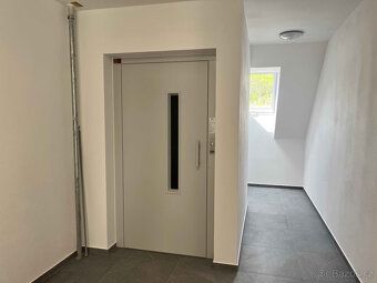 Nabízím k pronájmu světlý byt 1+kk o velikosti 36 m² v novos
