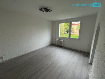 Pronájem zrekonstruovaného bytu v prvním patře panelového do