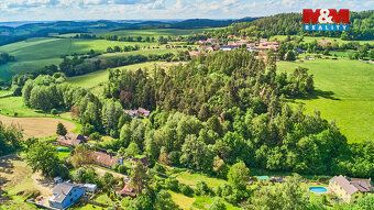 Nabízíme k prodeji pozemky o celkové výměře 3305 m² v katast