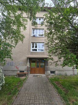 1.patro, klidná lokalita, zeleň, hned výjezd směr Praha, kau