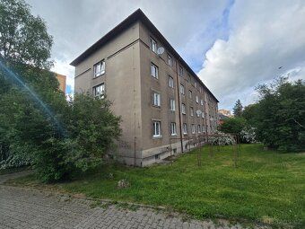 1.patro, klidná lokalita, zeleň, hned výjezd směr Praha, kau