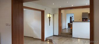 V patře byt 4+KK 180m2 + terasa 40m2 + balkon 8m2.Dole byt 1