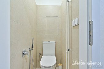 K dlouhodobému podnájmu nabízíme nově zrekonstruovaný prosto