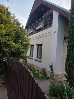 V krásnem prostředí rodinného domu nabízím bydlení v patře d