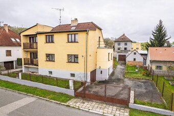 Prodej prostorného rodinného domu s dvěma byty a zahradou Na