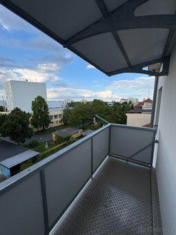 Cihlový byt 2+1 (šatna, komora, balkon), parkování na uzavře