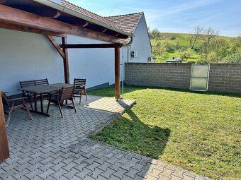 Dům je cihlové konstrukce a nachází se v řadové zástavbě, co