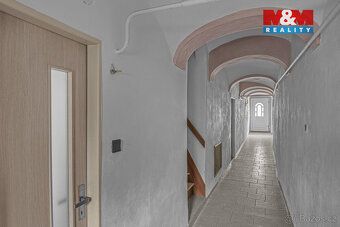 Nabízíme k prodeji prostorný patrový rodinný dům v klidné čá