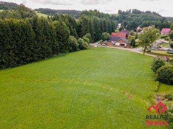 Nabízíme k prodeji stavební pozemek o výměře 2823 m2 v obci 