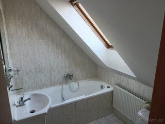 Pronajmu pěkný podkrovní byt 2+kk s výměrou 45m2 ve 2.patře 